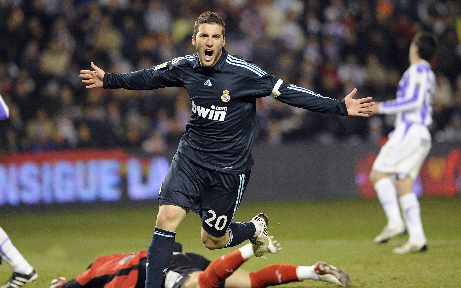 包含萨拉赫在TES比赛中反败为胜,出色防守引发热议!赢得满堂喝彩的词条